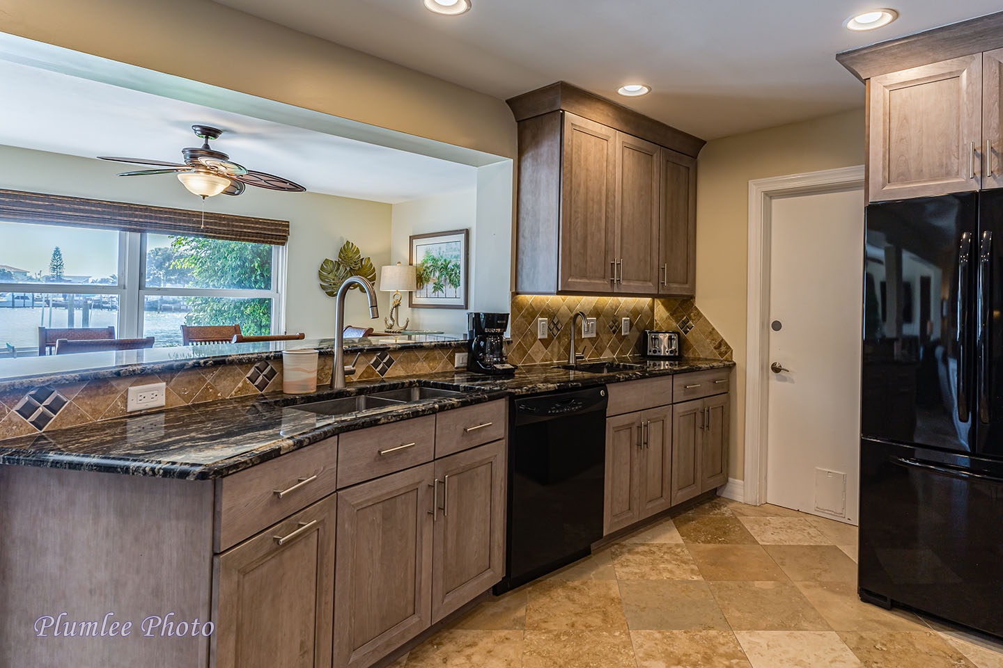 Kitchen has two sinks too!