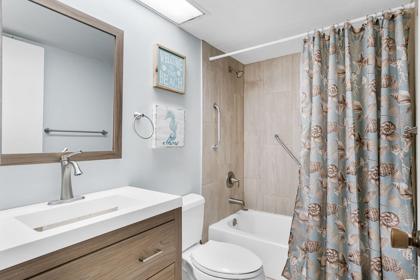 Hallway bathroom with tub/shower