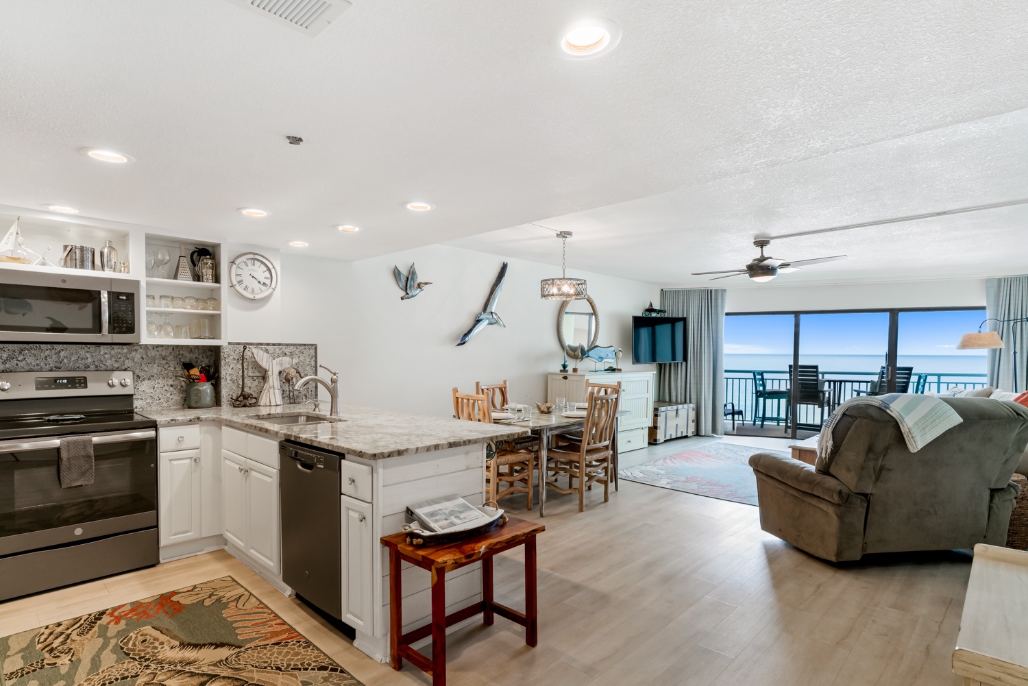 Solid floors and ceiling fan