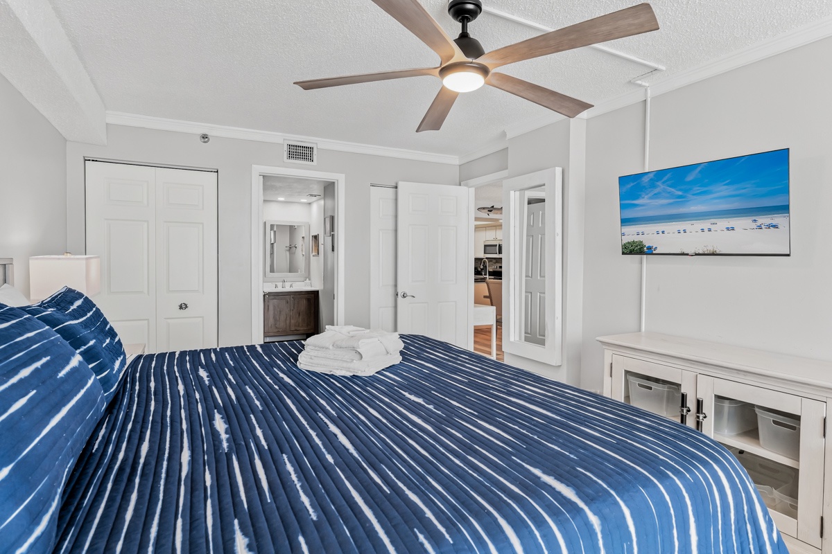 Primary Bedroom with King bed Gulf front with ceiling fan