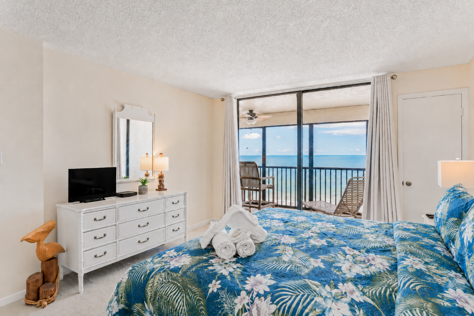 Gulf front King size bed with slider to balcony and smart TV