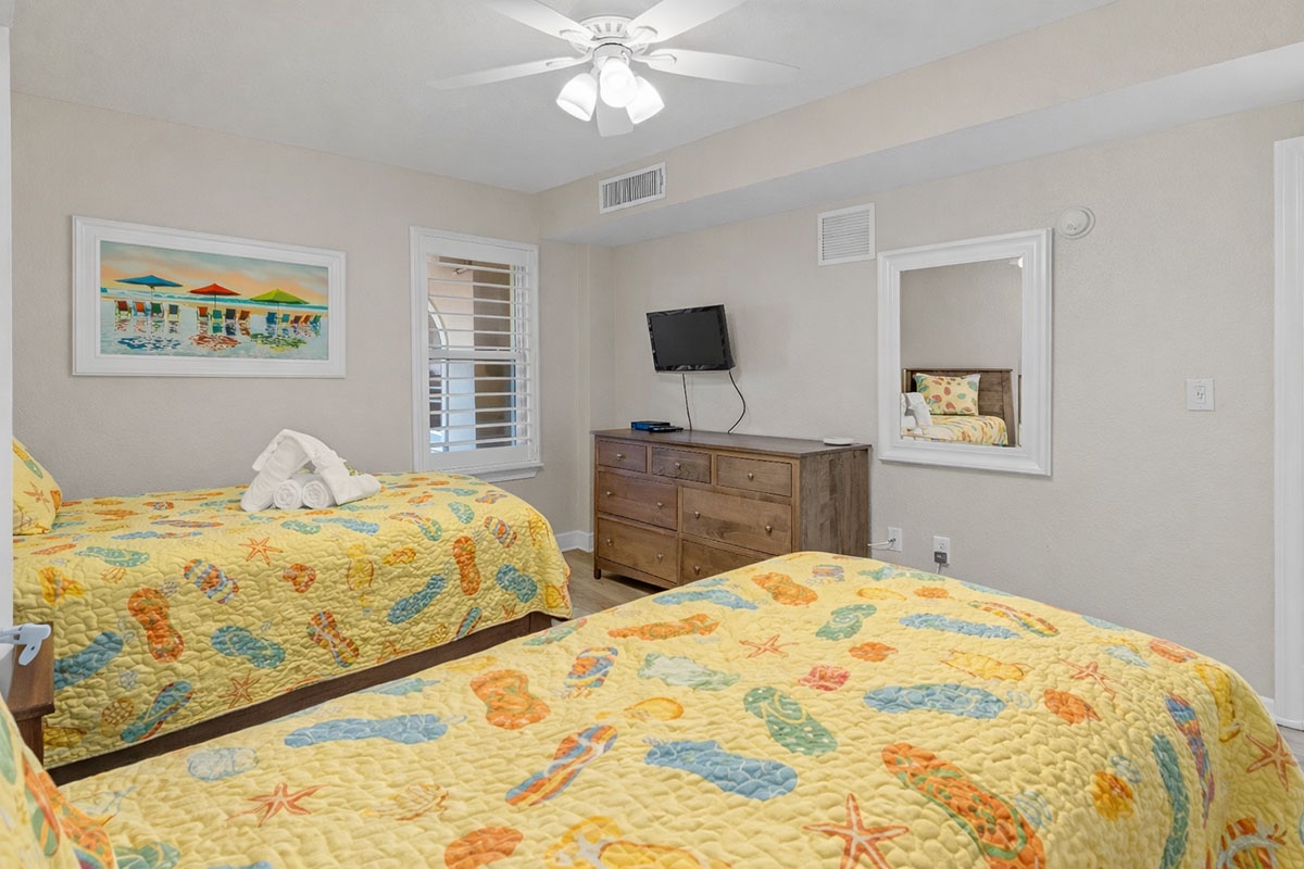 3rd bedroom with 2 Twin beds and smart TV
