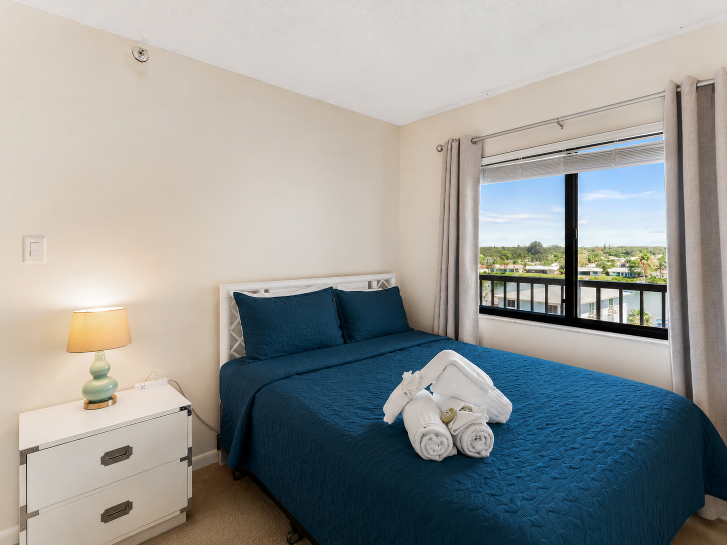 Queen bed with view of Intracoastal across the street