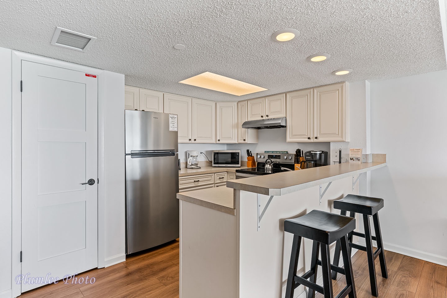 Breakfast bar for optional seating