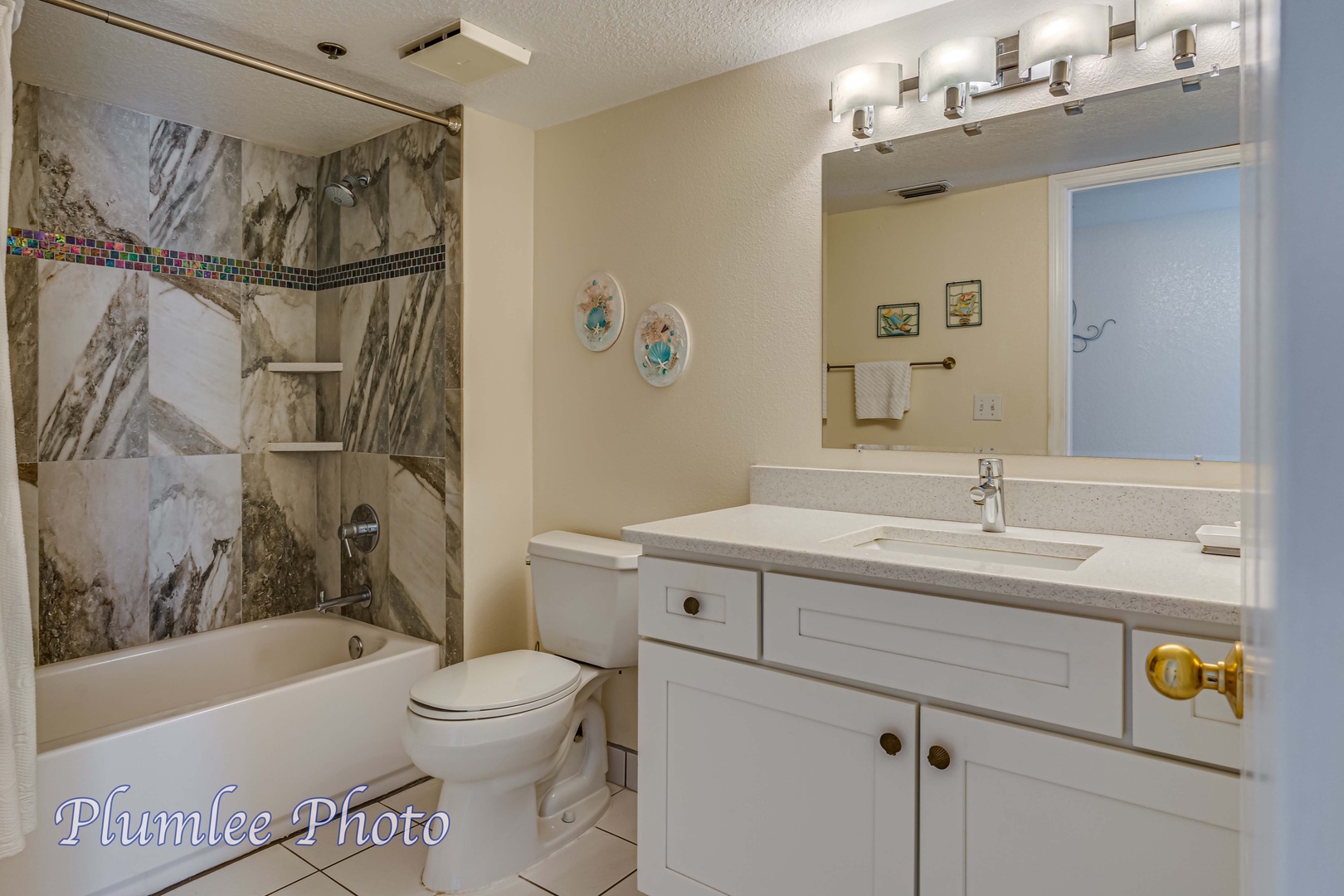 Hallway bathroom with tub/shower