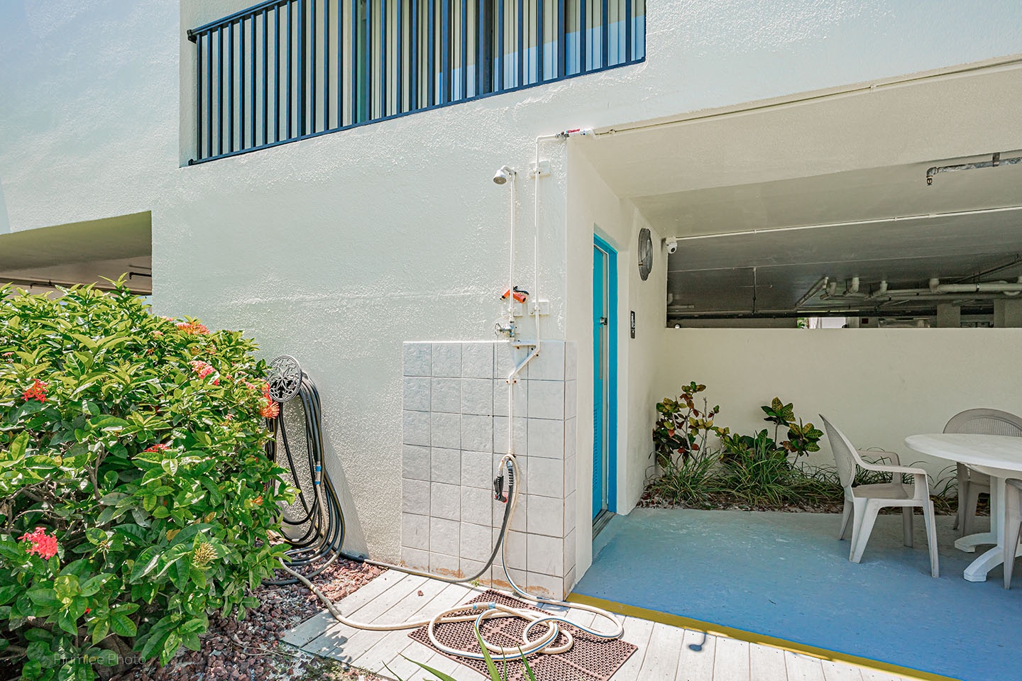 Outdoor shower/rinse station for beach gear