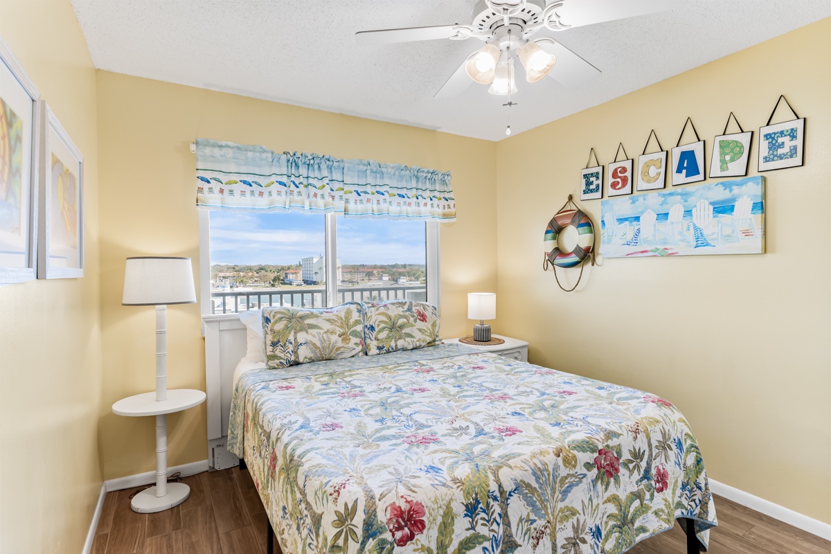 Queen bed in 3rd bedroom