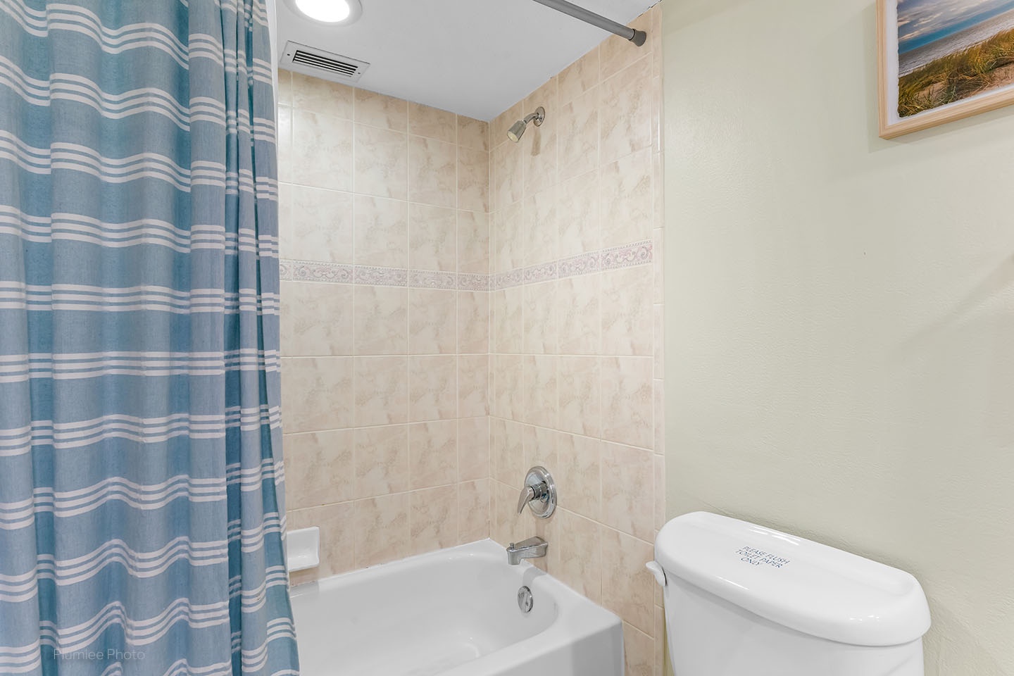 Hallway bathroom with tub/shower