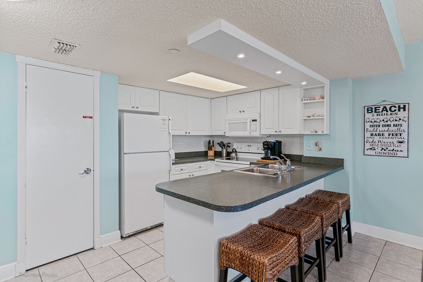 Fully appointed kitchen with breakfast bar