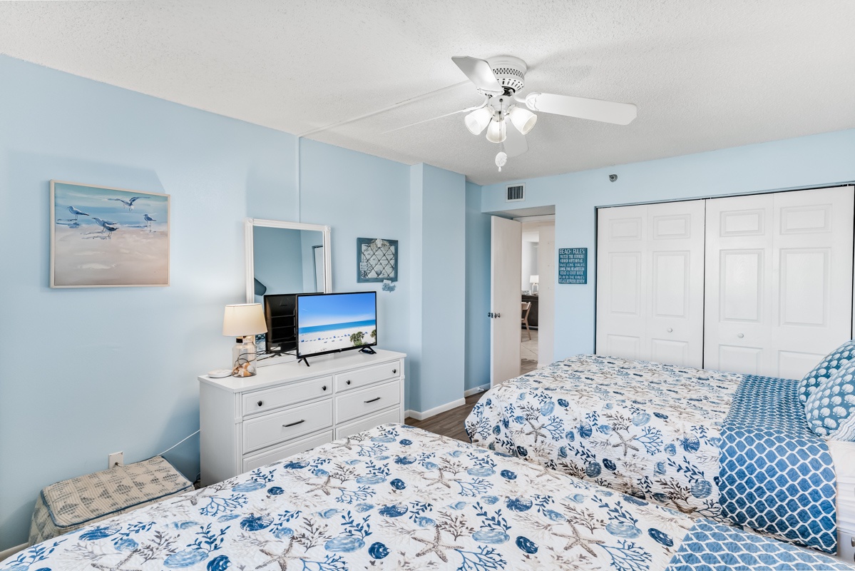2 Queen beds, ceiling fan and Roku Smart TV with cable app too