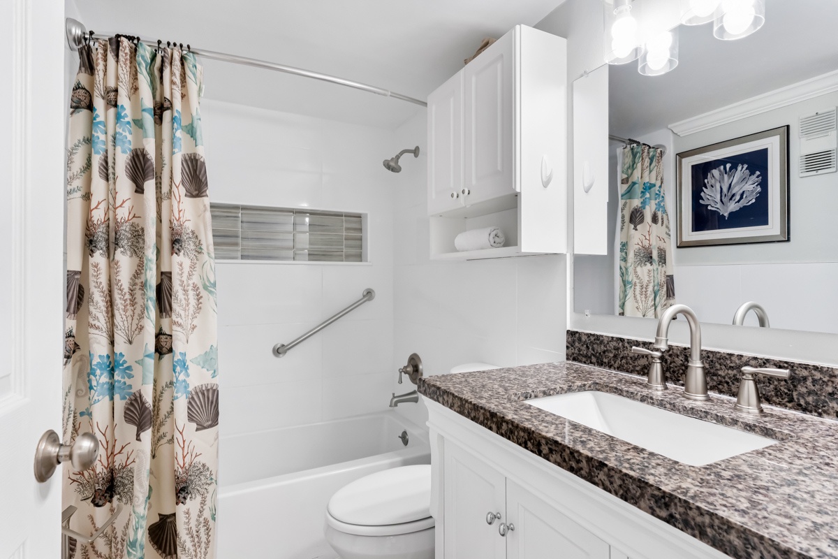 Hallway bathroom with tub/shower and grab bar