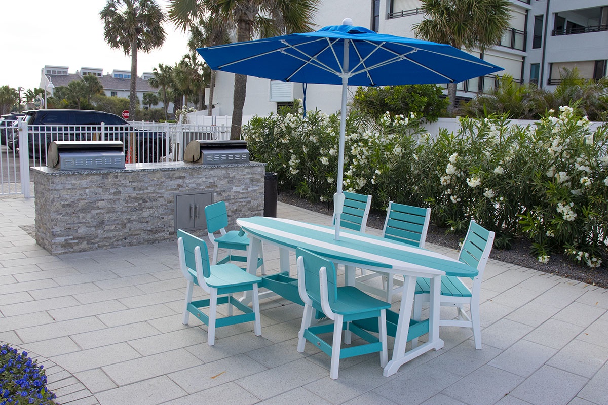 Seating for a family meal by the gas grills.