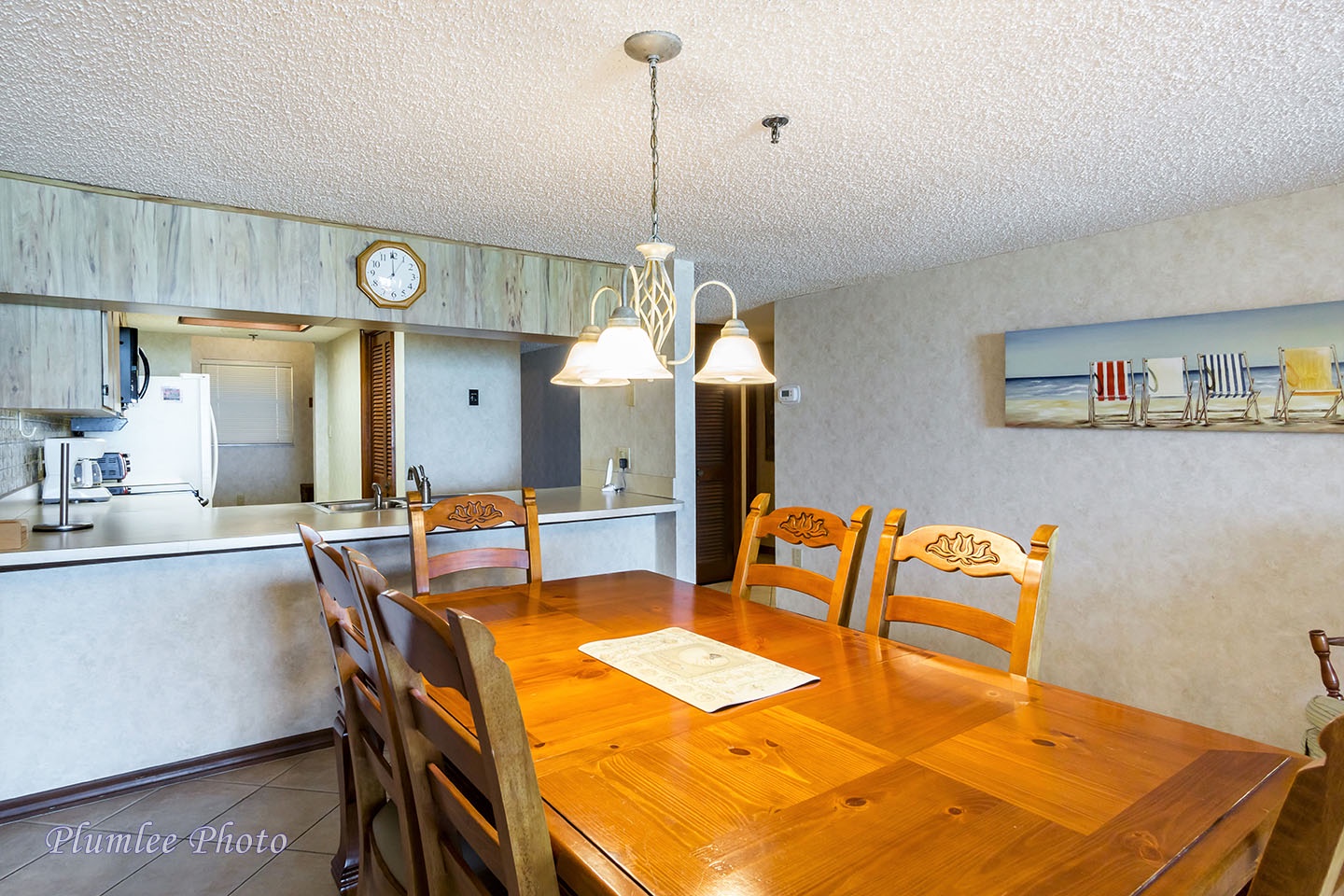 There's a pass through window from the Kitchen to the Dining Room.