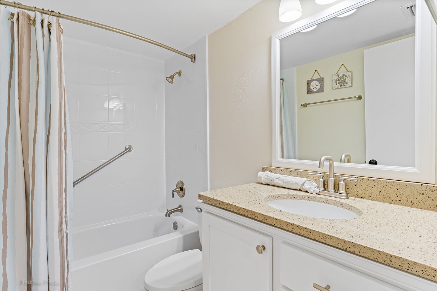 Hallway bathroom with tub/shower