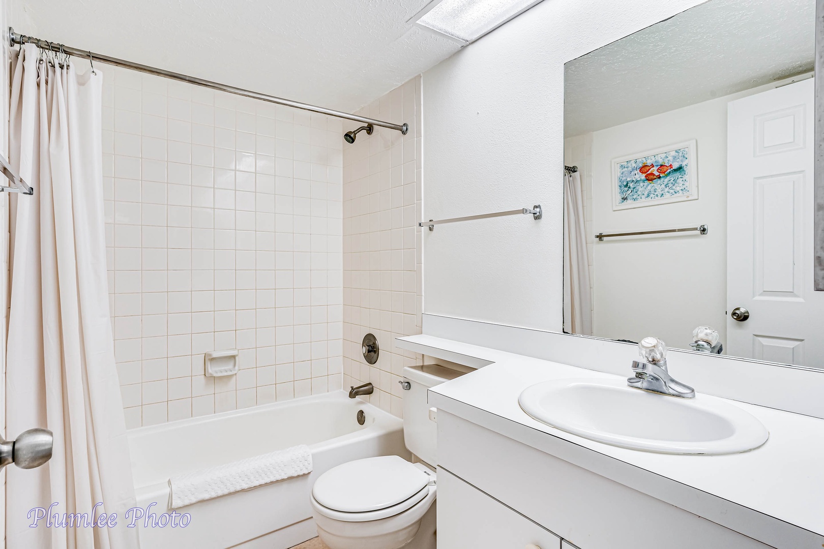 Hallway Bathroom with tub/shower