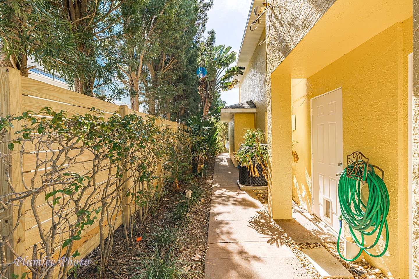 Ohana House has a neatly kept sideyard and walkway.