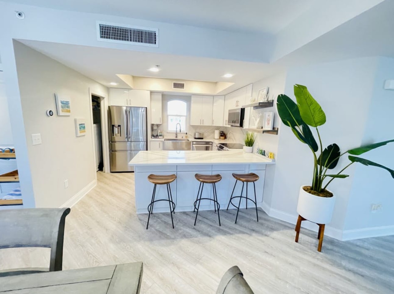 Chefs kitchen with breakfast bar