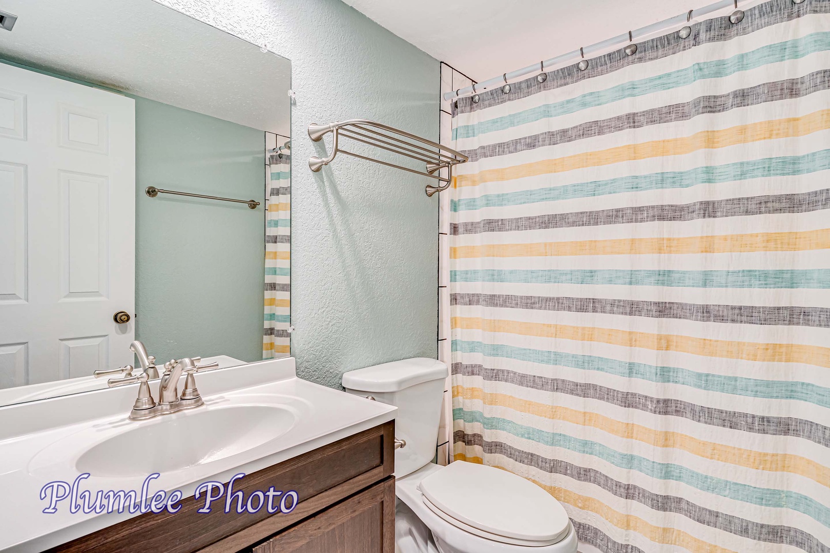 Hallway bathroom has tub/shower