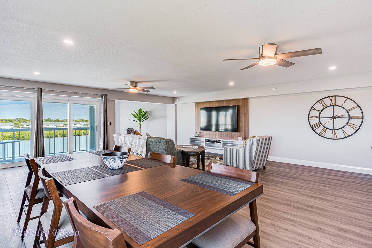 Large dining table, perfect for the family meal