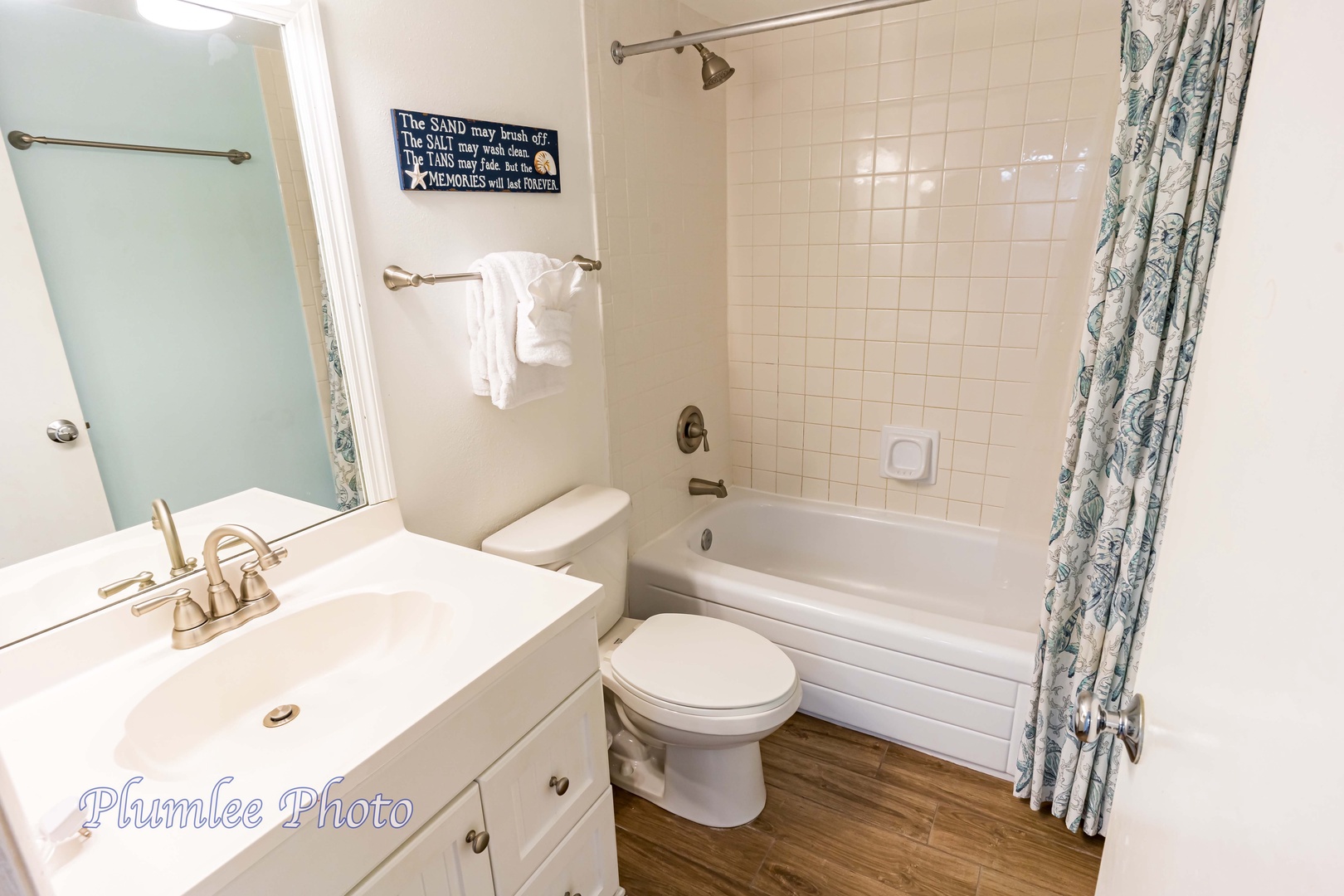 Hallway bathroom has tub/shower