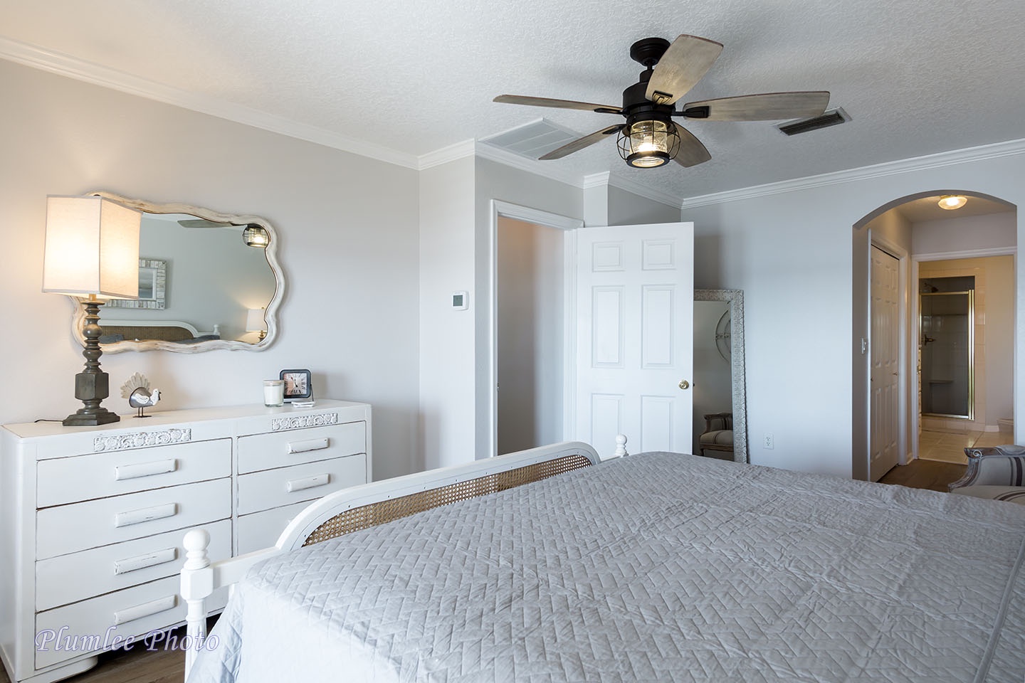 The master bedroom has a nice big dresser and mirrors.