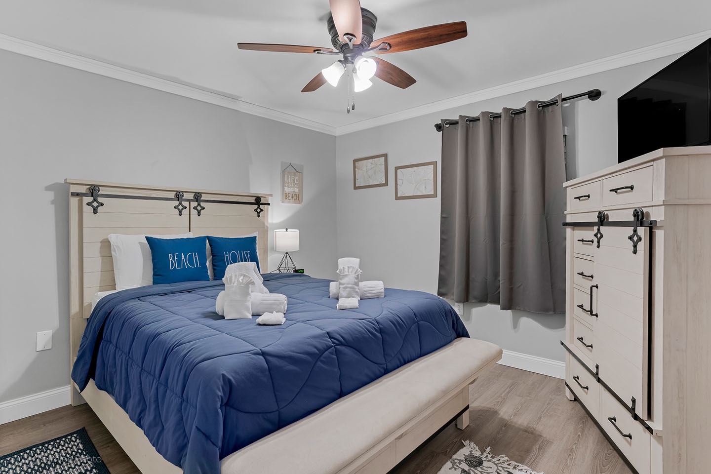 2nd bedroom has Queen bed
