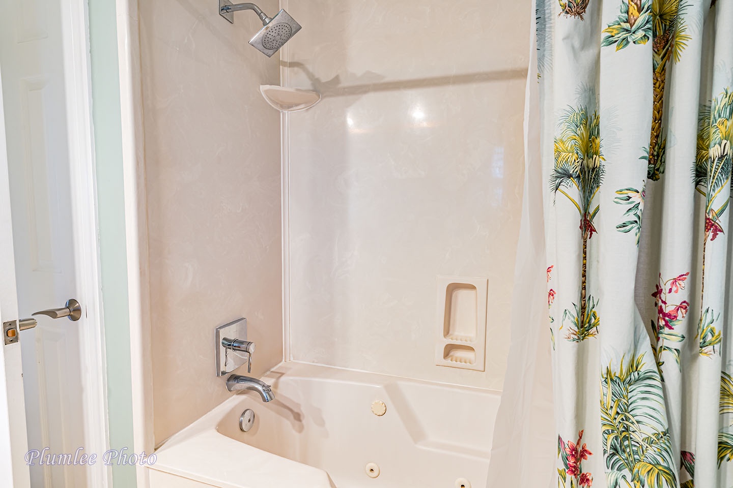 Hallway bathroom has tub/shower