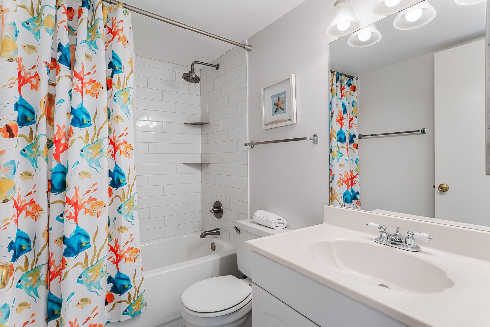 Hallway bathroom with tub/shower
