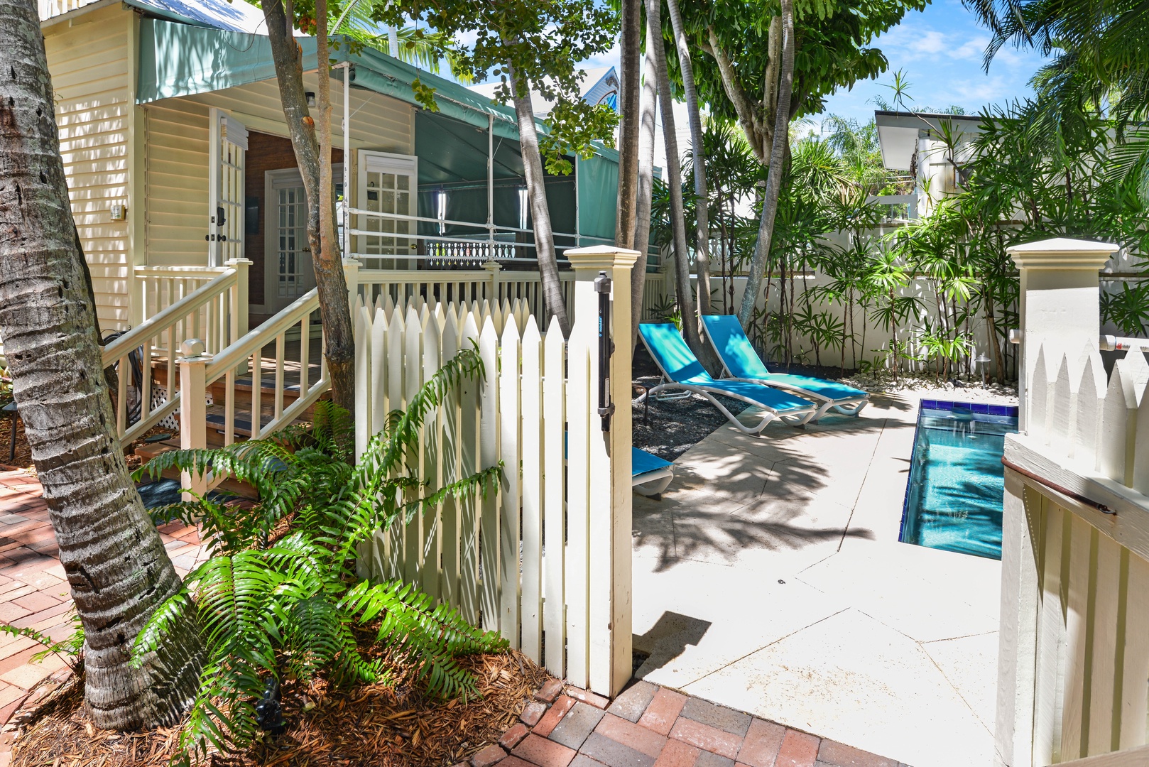 34_Poolside Hide-away