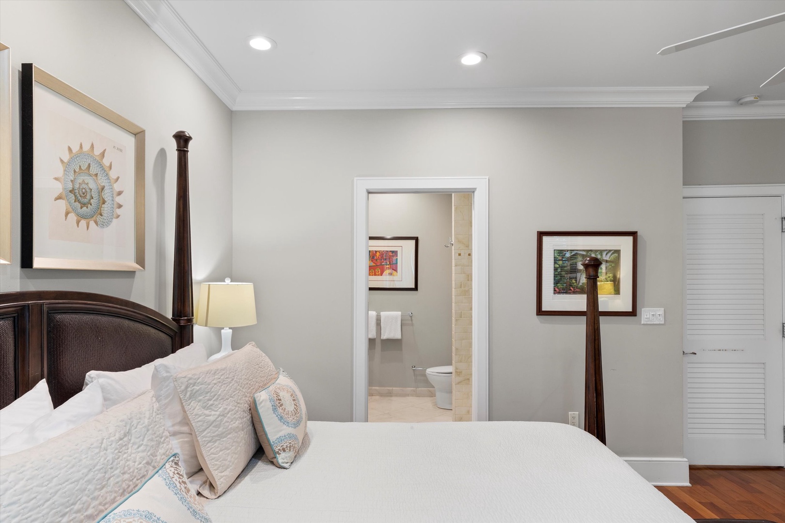 Upstairs main bedroom - King - Ensuite bathroom