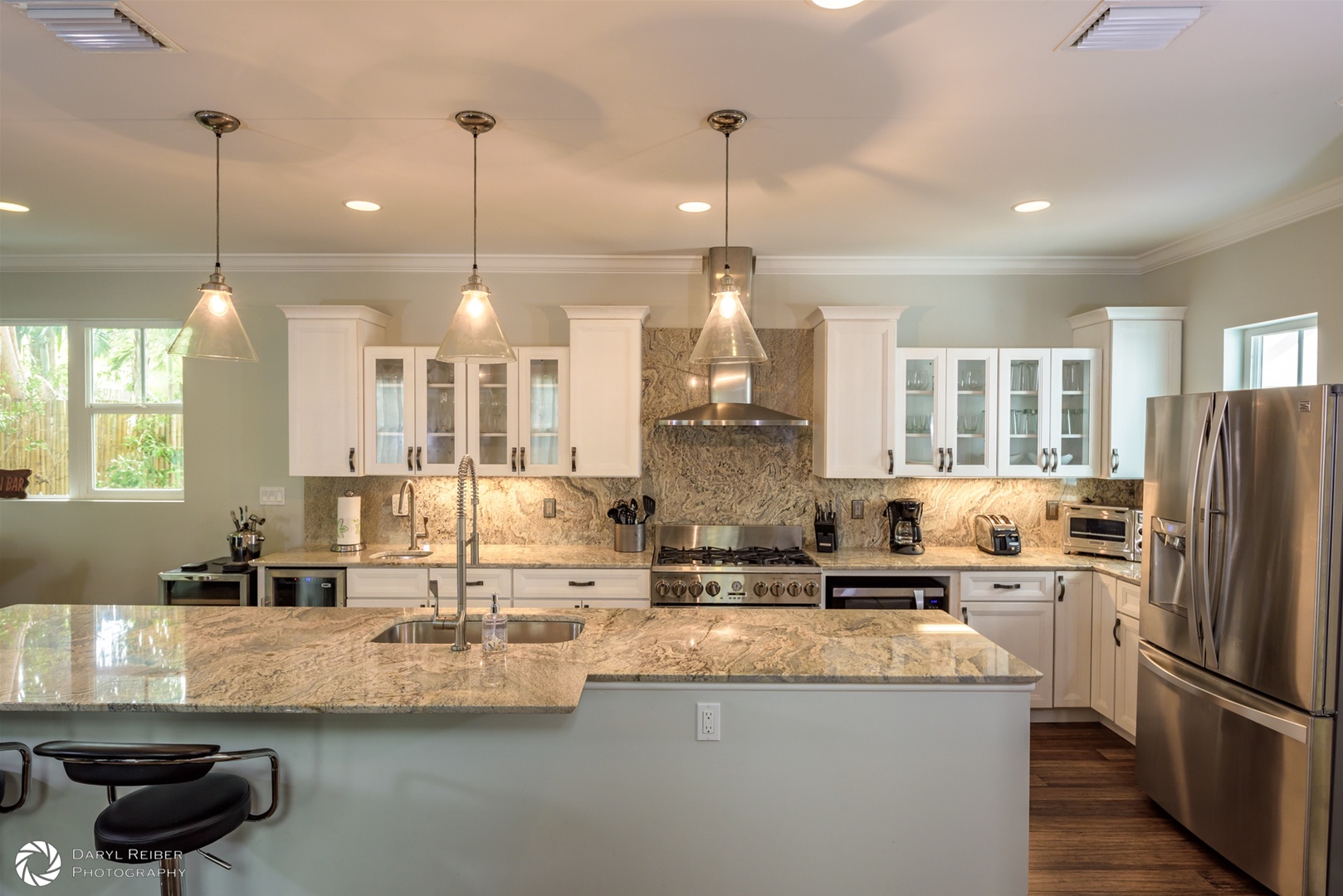 Full Kitchen with breakfast bar