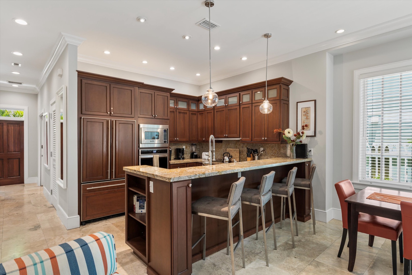 Full kitchen and breakfast bar