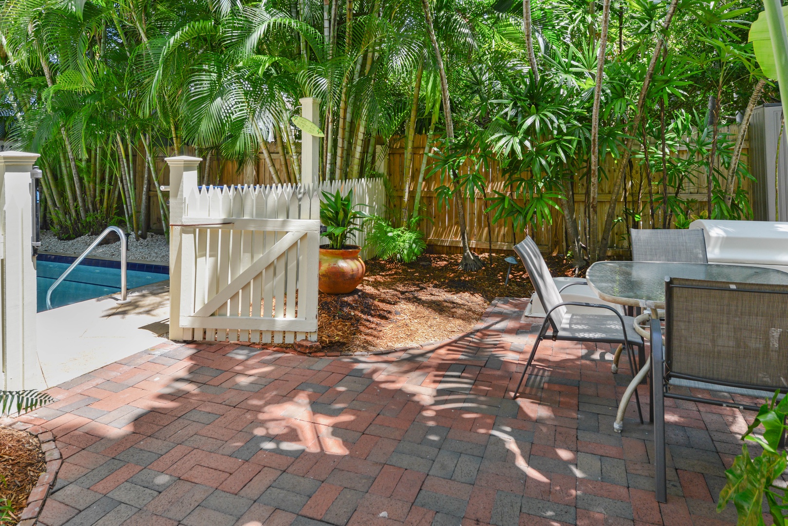 35_Poolside Hide-away
