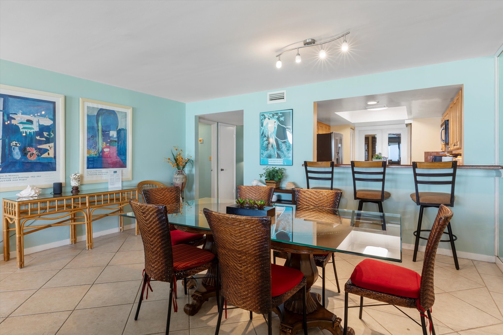 Dining area & breakfast bar