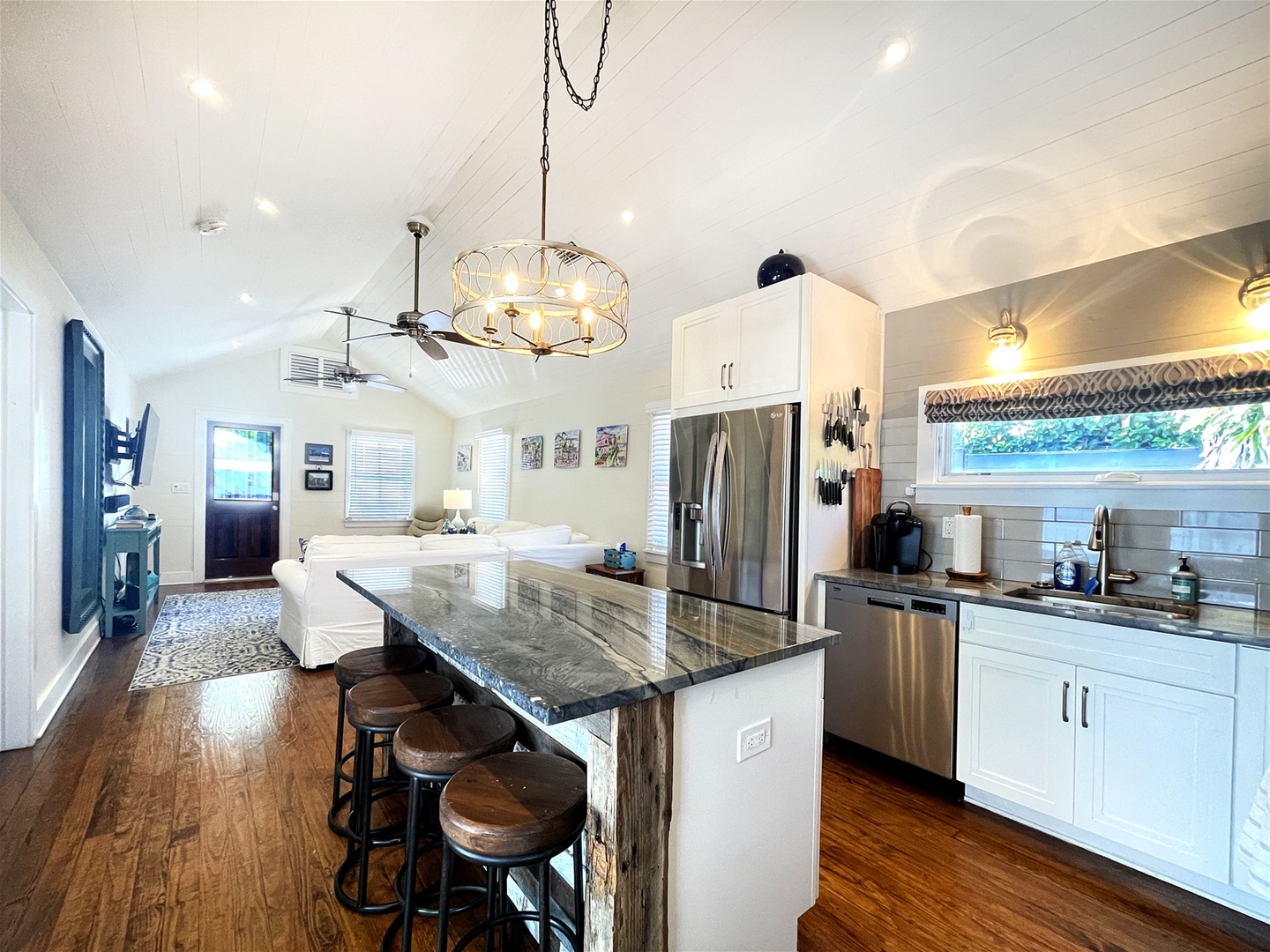 Full Kitchen with island breakfast bar