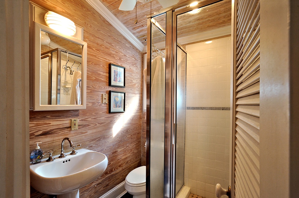 1st Full Ensuite bathroom