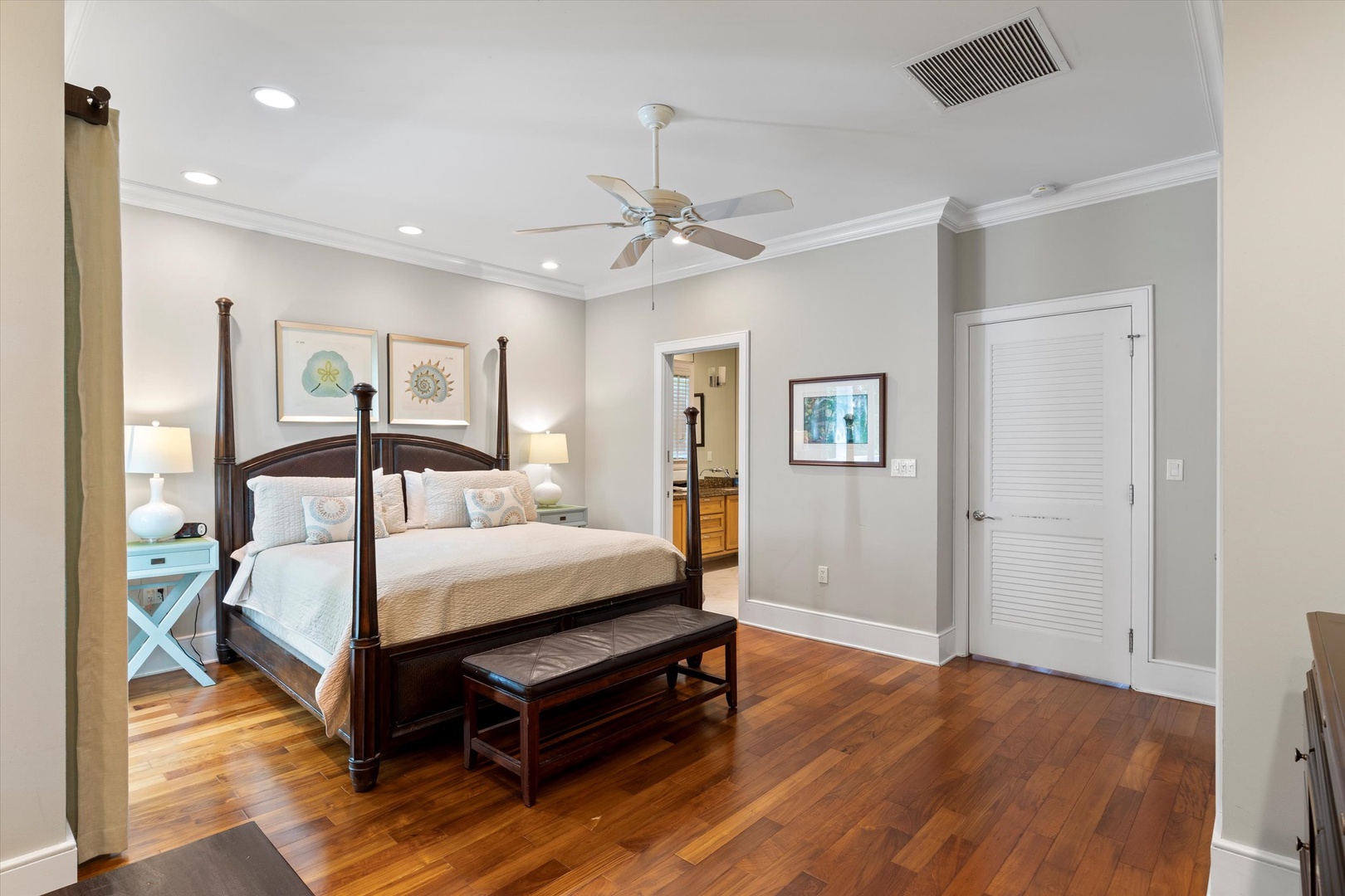 Upstairs main bedroom - King
