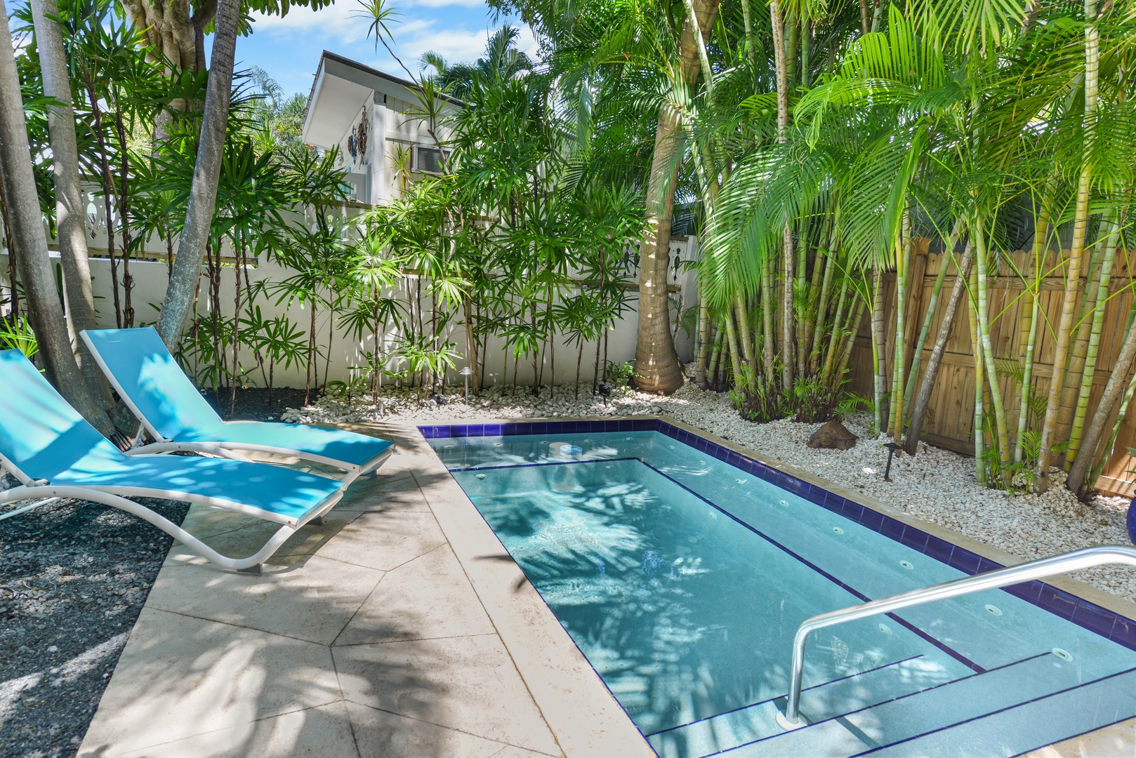 44_Poolside Hide-away