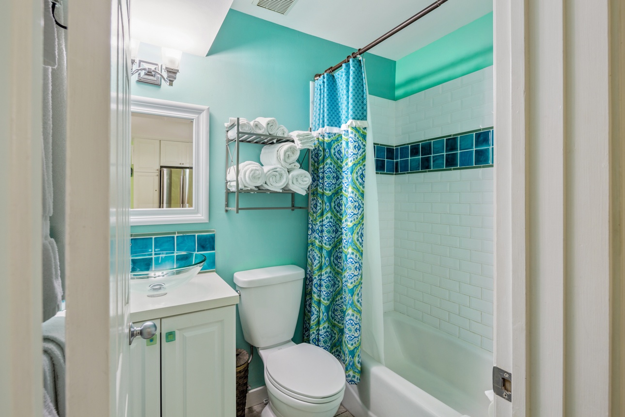 2nd Bathroom Shipyard Palms @ Truman Annex