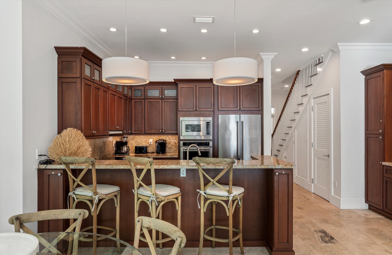 Full kitchen with breakfast bar