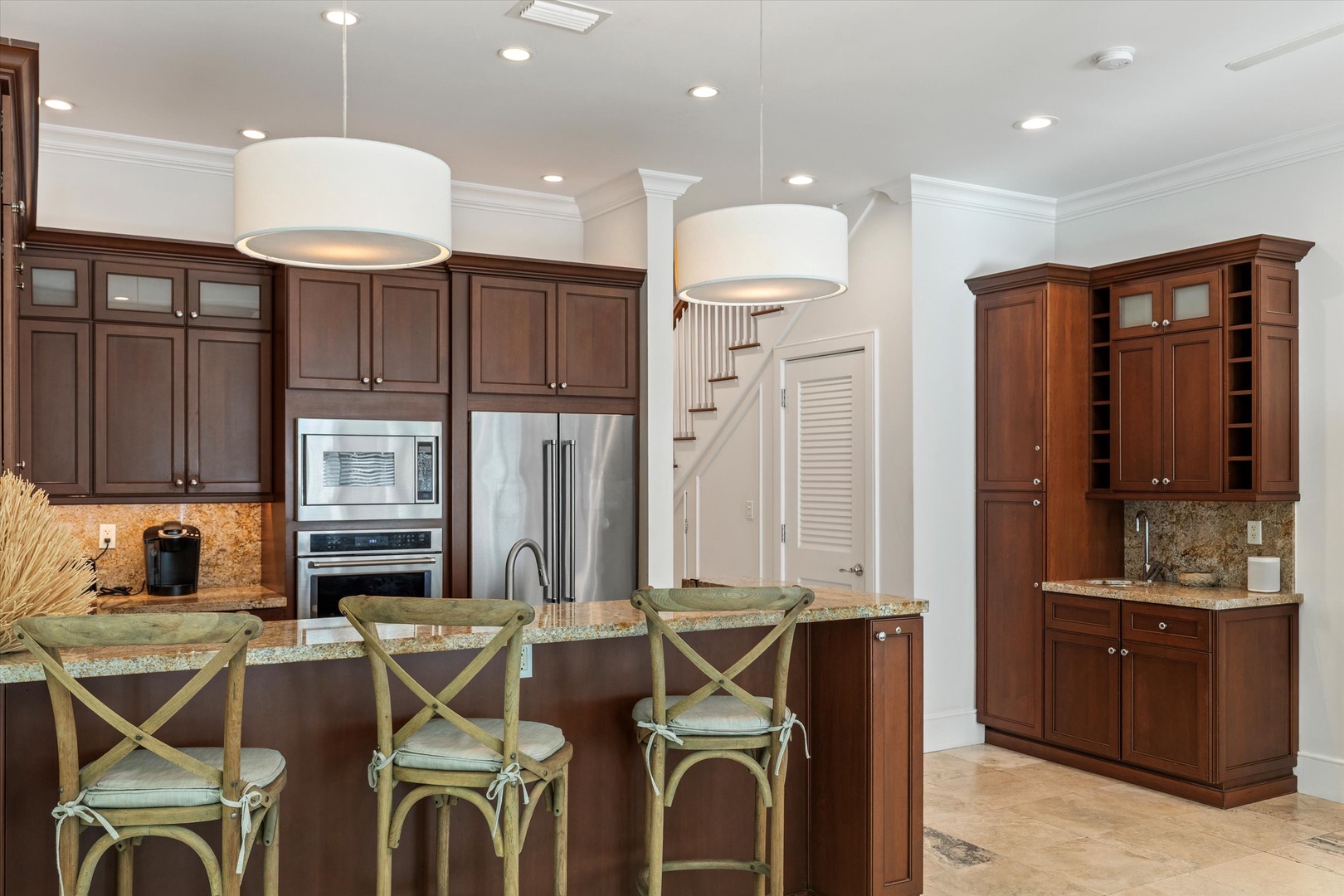 Full kitchen with breakfast bar