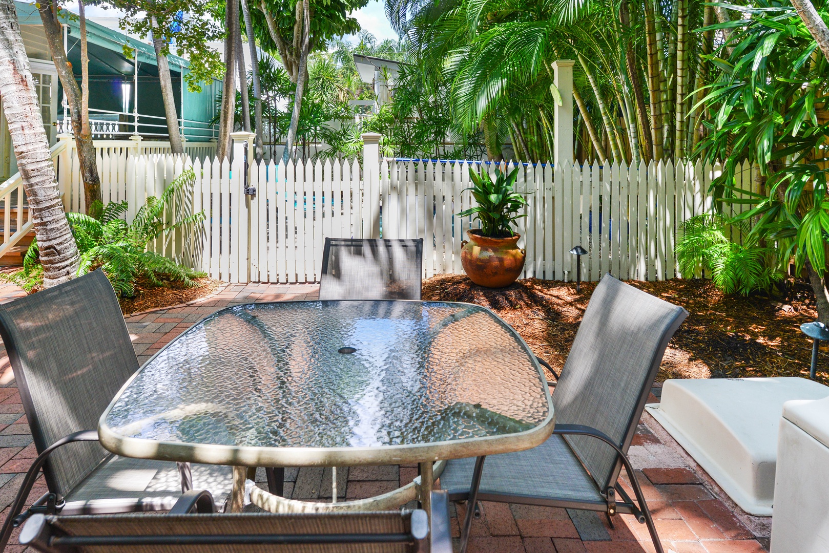 37_Poolside Hide-away