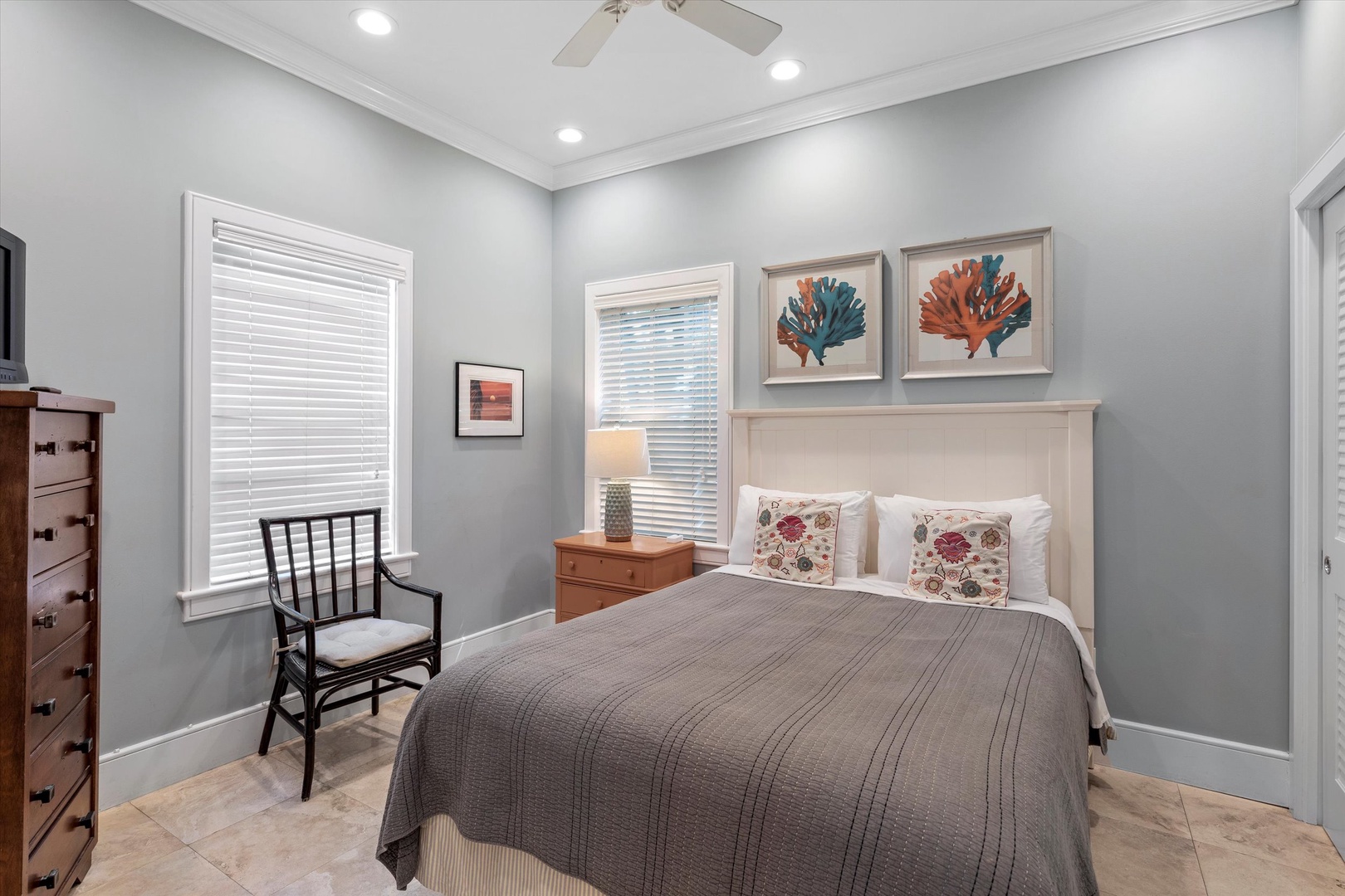 1st bedroom - Queen - downstairs