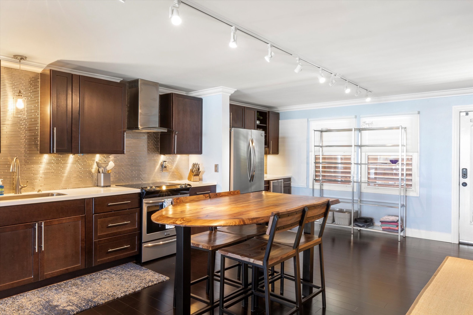 Full kitchen with breakfast bar