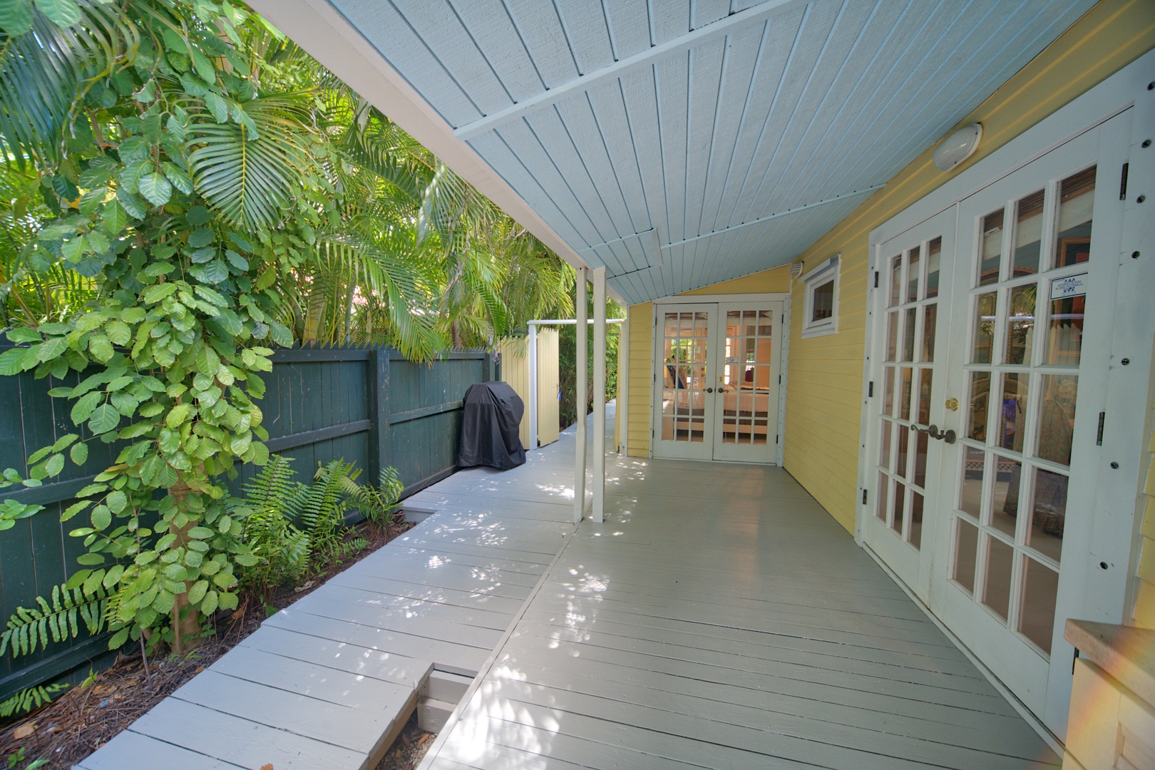 Covered Side Deck at South Street Cottage
