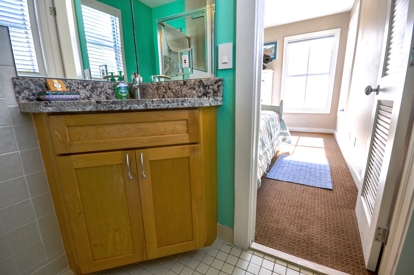 Duval Square Delight Full Bedroom Ensuite Bathroom