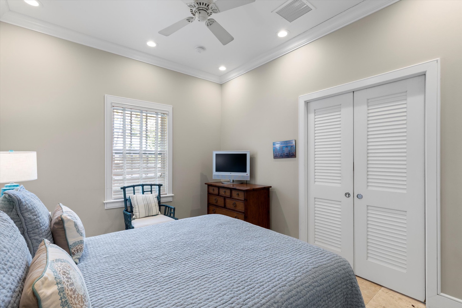 1st bedroom - Queen - downstairs