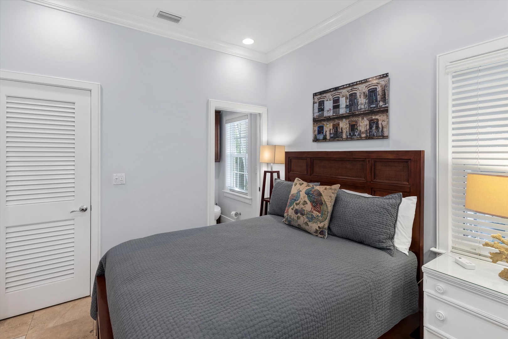 1st bedroom - Queen - downstairs