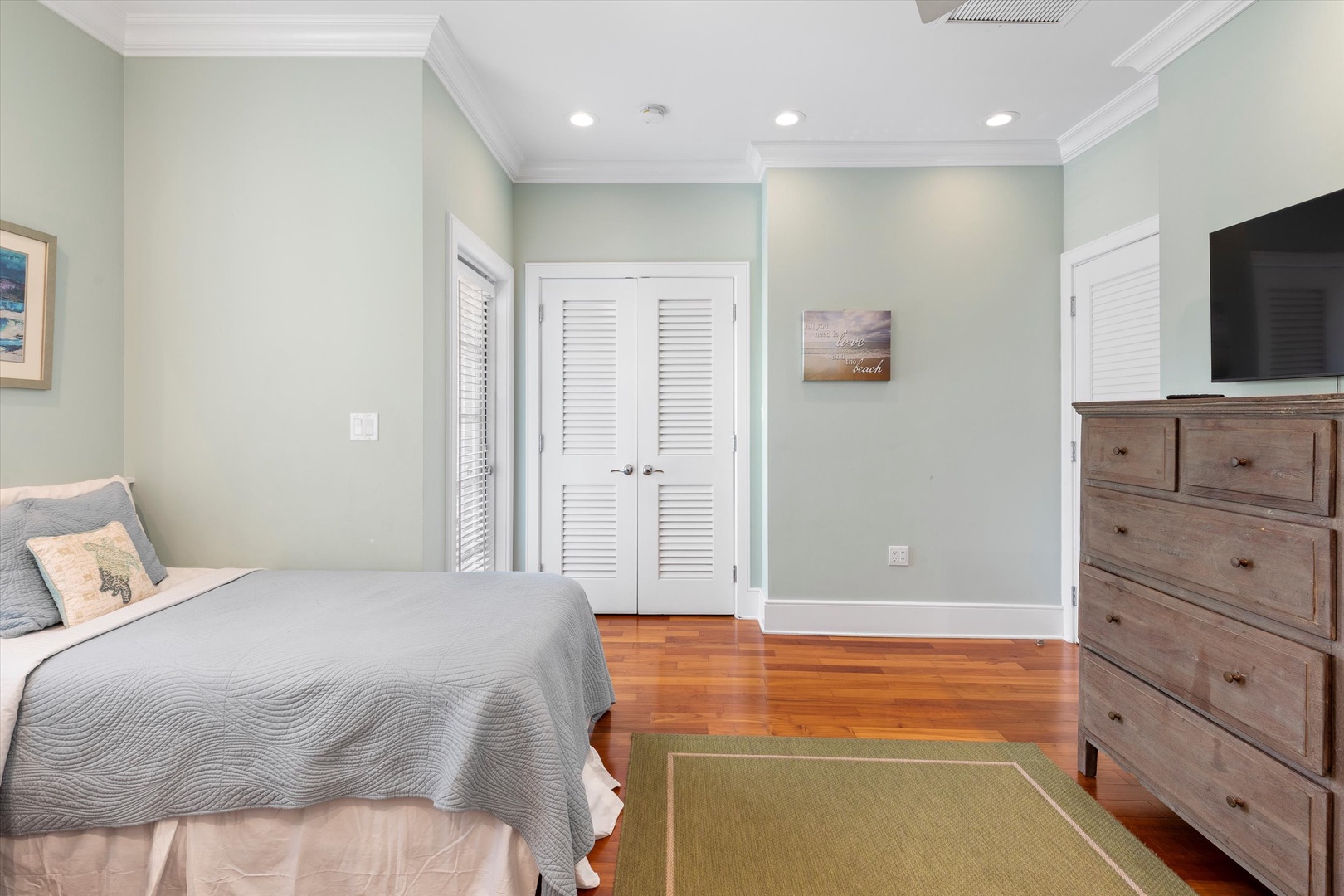 1st bedroom - Queen - downstairs