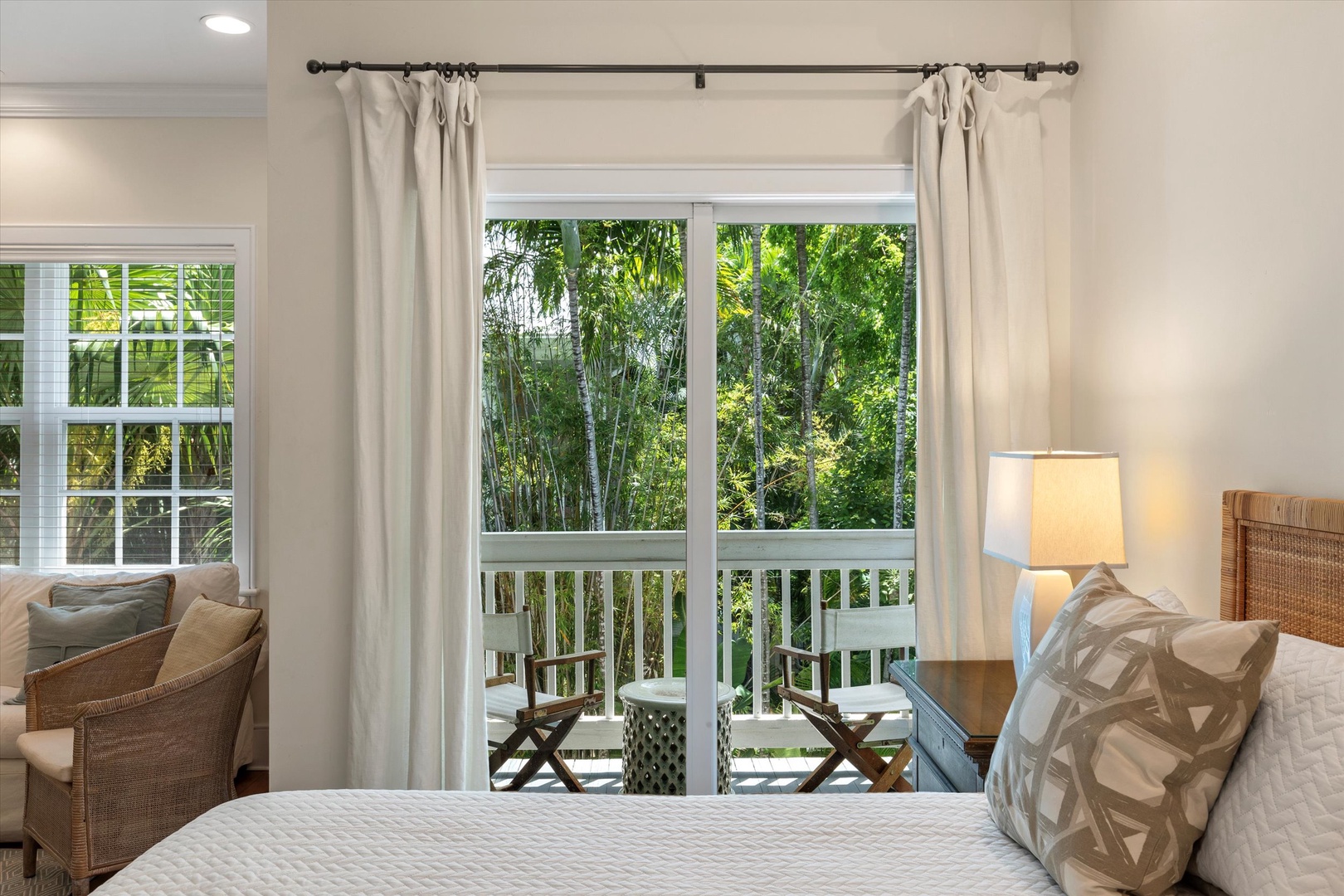 Upstairs main bedroom - King - walk out balcony